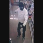 コンビニに刃物を持って押し入り「マネー、マネー」 男の画像公開